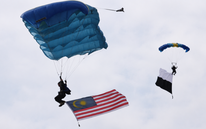 Jalur Gemilang Cipta Rekod MBOR, Bendera Pahang Megah di Langit Kuantan
