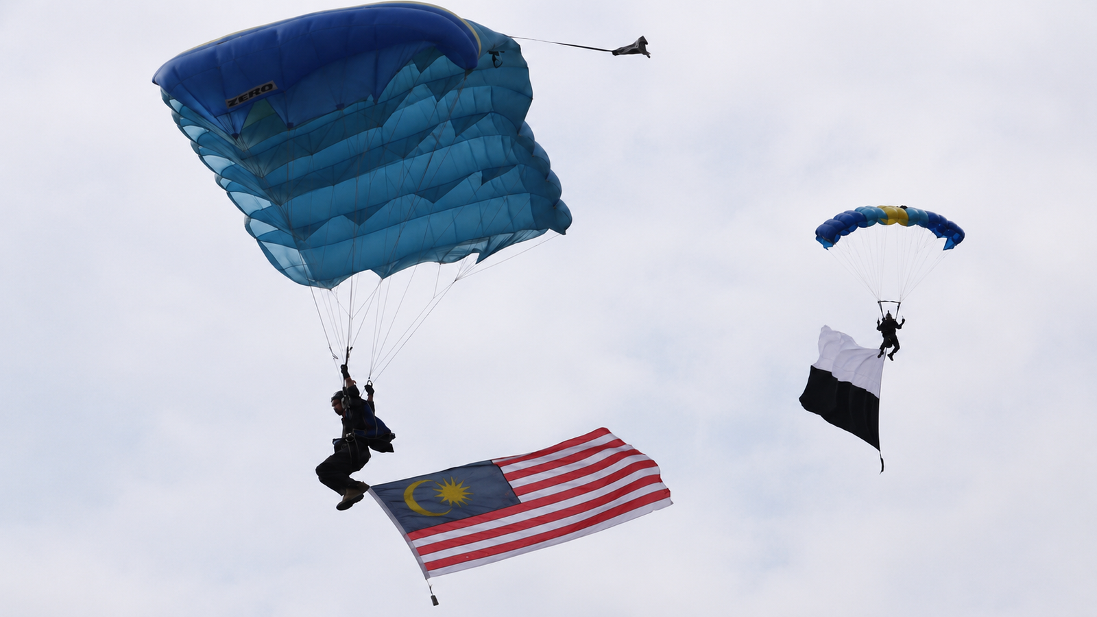 Jalur Gemilang Cipta Rekod MBOR, Bendera Pahang Megah di Langit Kuantan