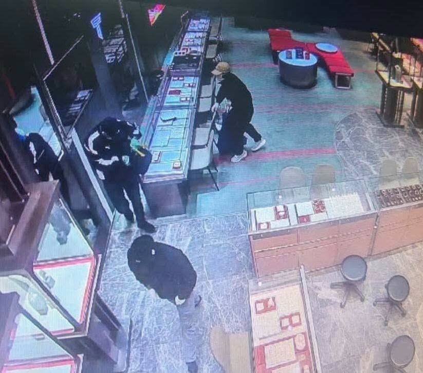 Rakaman CCTV Rompakan Kedai Emas (Sumber Facebok Mohd Fadli Salleh)