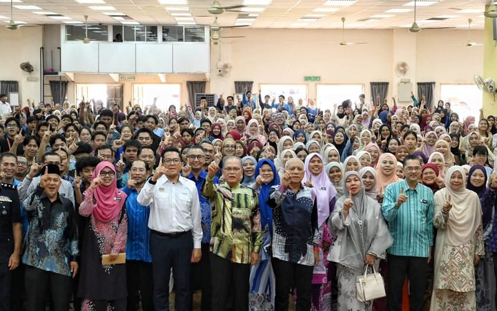 Kerajaan Negeri Pahang Akan Terus Komited Membantu Anak-anak Pahang – Wan Rosdy