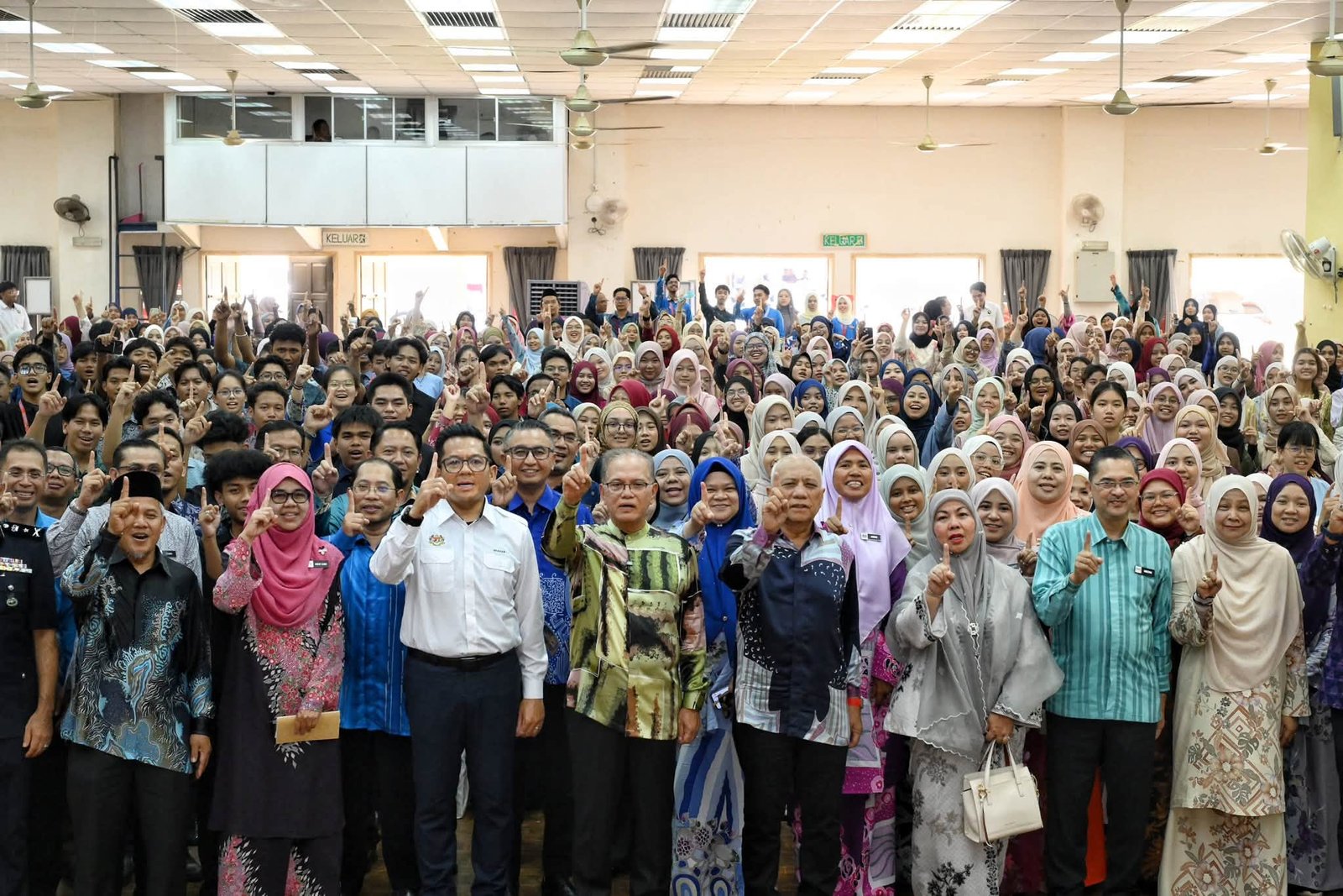 Kerajaan Negeri Pahang Akan Terus Komited Membantu Anak-anak Pahang – Wan Rosdy