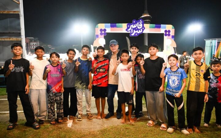 MB Pahang Luang Masa Saksikan Wayang Pacak Bersama Anak, Cucu.