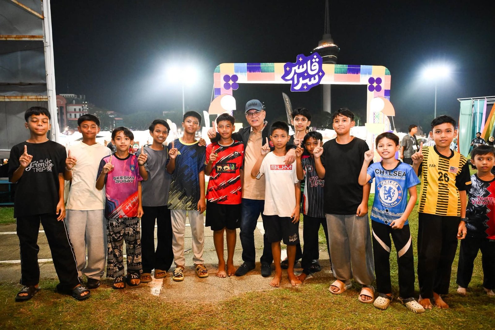 MB Pahang Luang Masa Saksikan Wayang Pacak Bersama Anak, Cucu.