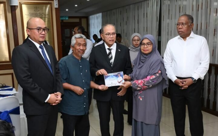 Kerajaan Pahang Salur RM469,828 Kepada 31 Wakil dan Penerima