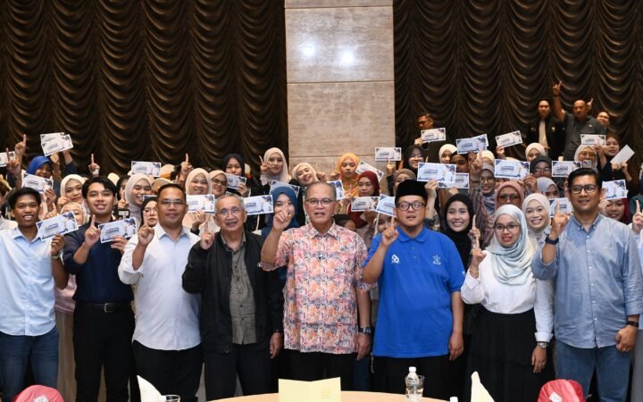 Seramai 146 Mahasiswa Dun Jelai Terima ‘One-Off” RM400