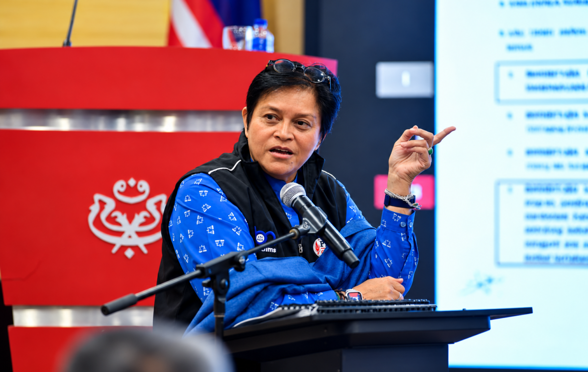 Kes Zahid: “Perdana Menteri bukan Pendakwa Raya” – Azalina