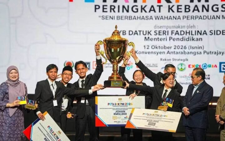 Teks alt: Pasukan debat Bahasa Inggeris Pahang meraikan kejayaan sebagai juara Debat Generasi MADANI Piala Menteri Pendidikan 2026.