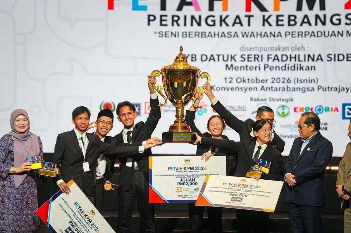 Teks alt: Pasukan debat Bahasa Inggeris Pahang meraikan kejayaan sebagai juara Debat Generasi MADANI Piala Menteri Pendidikan 2026.