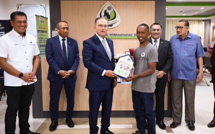 40 unit PR1MA Kampung Lebu siap, Wan Rosdy serah kunci kepada wakil pembeli
