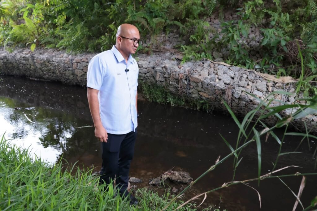 Tinjauan pencemaran Sungai Gali dan Sungai Lampan di Raub, dengan air sungai kelihatan gelap.