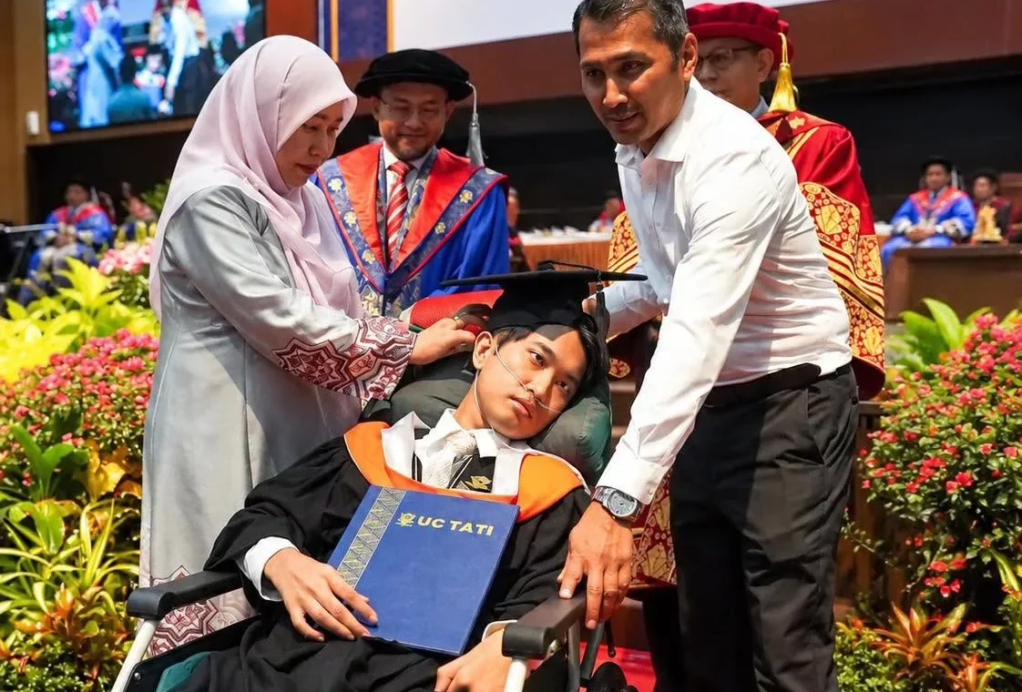 Demi Anak Hidap Kanser Otak, Ibu Ayah Redah Dua Hari Dalam Ambulans