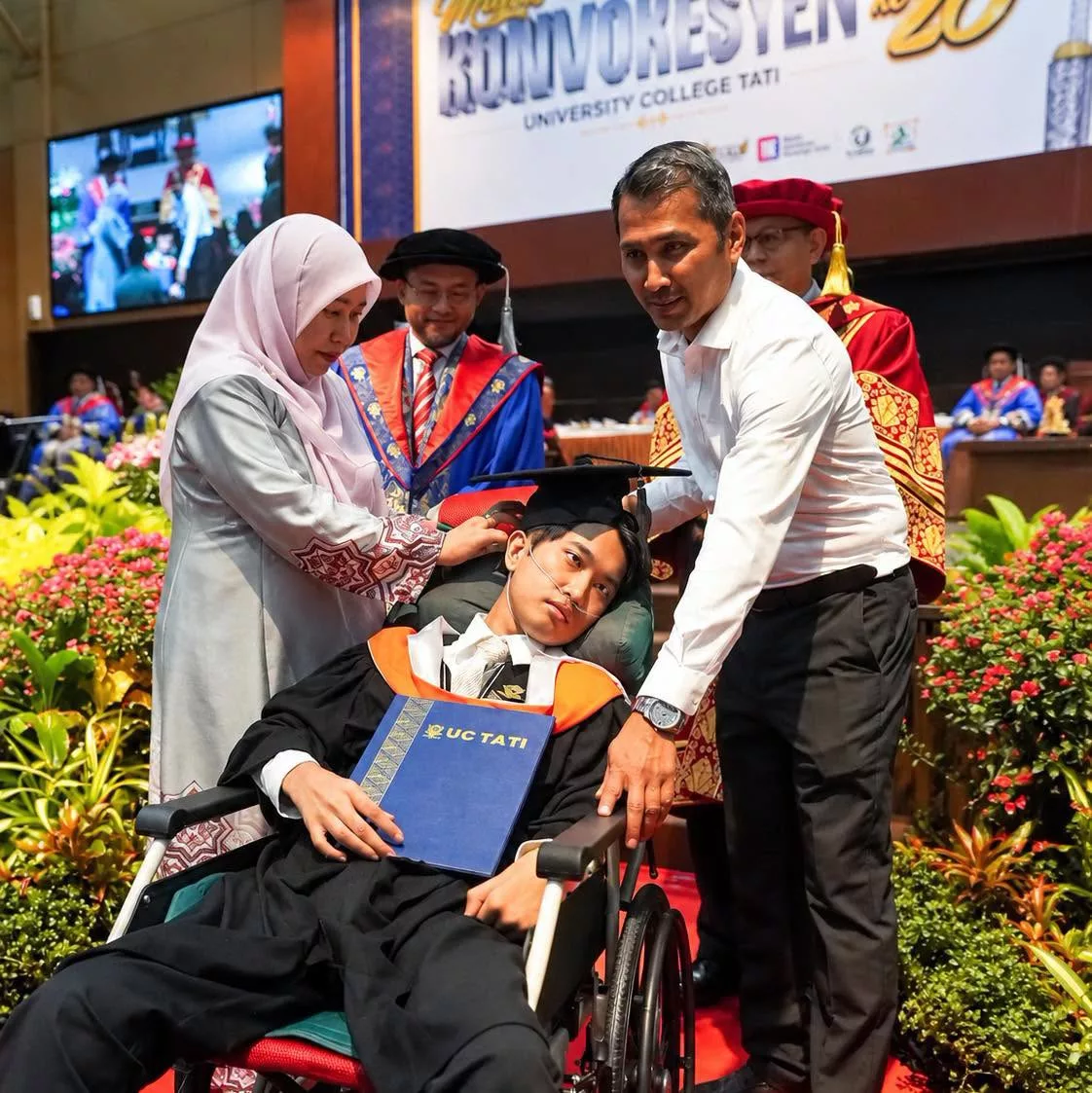 Demi Anak Hidap Kanser Otak, Ibu Ayah Redah Dua Hari Dalam Ambulans